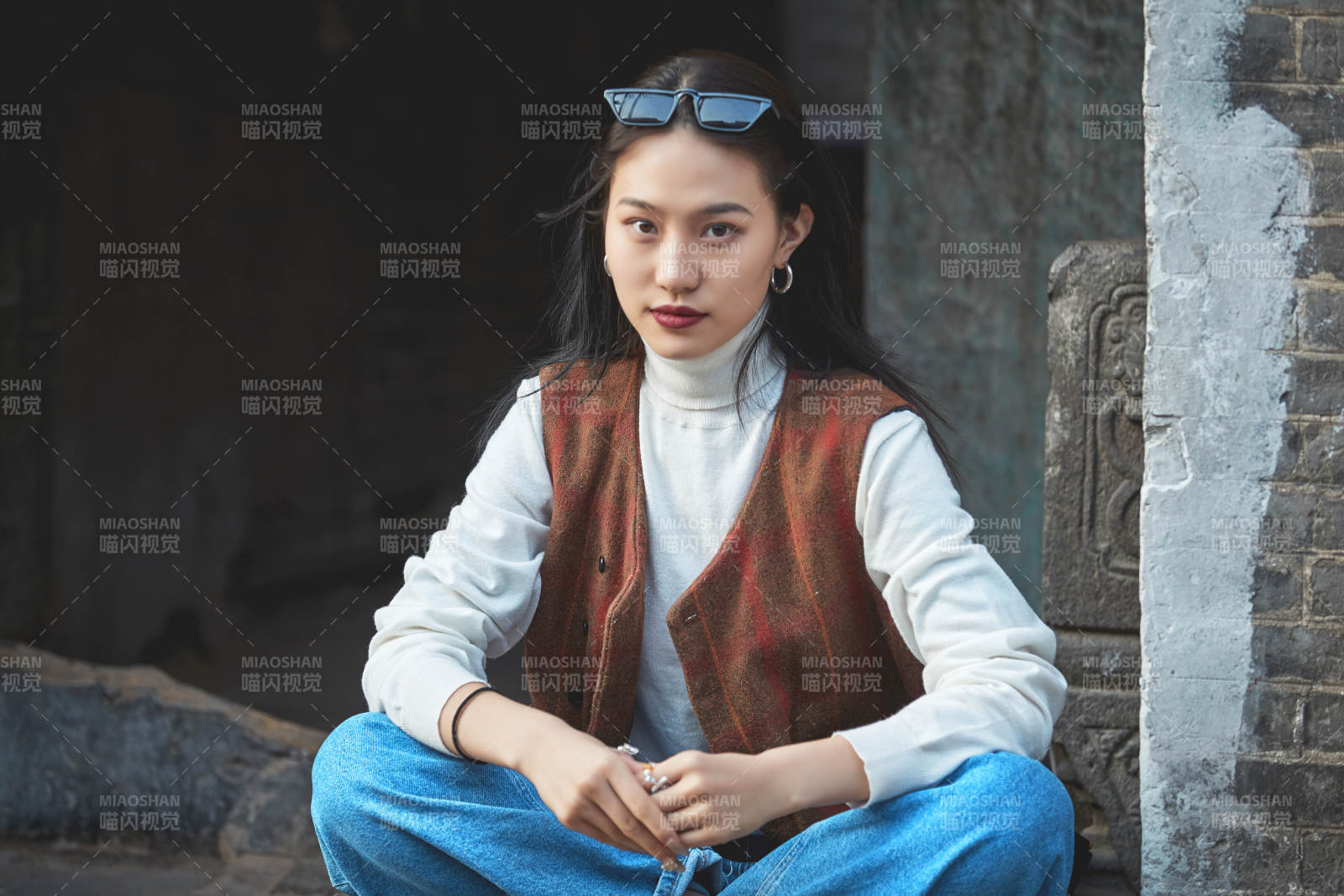 老旧城区里穿着复古港风的美丽清纯少女图片