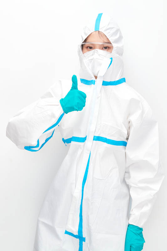 穿白色防护服佩戴护目镜口罩的女性医疗人员图片