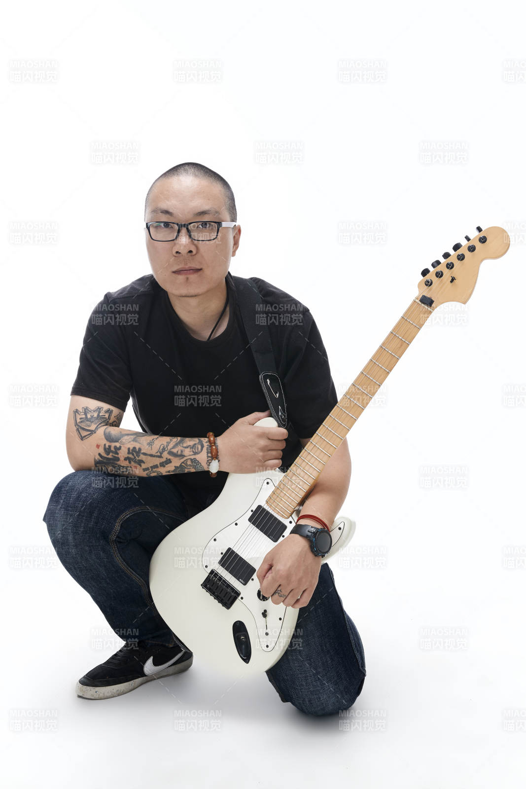 手持电吉他展示演奏的亚洲男性摇滚乐手人像图片