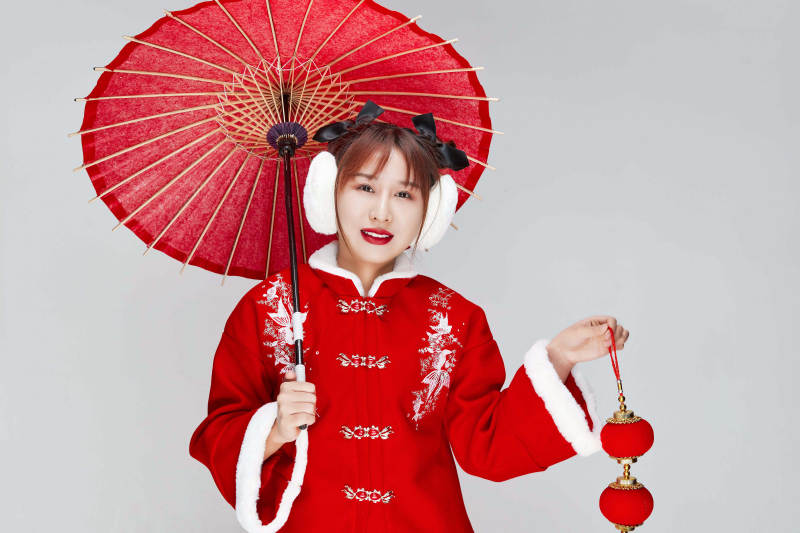 手打油纸伞手提红灯笼身穿喜庆汉服的可爱少女图片