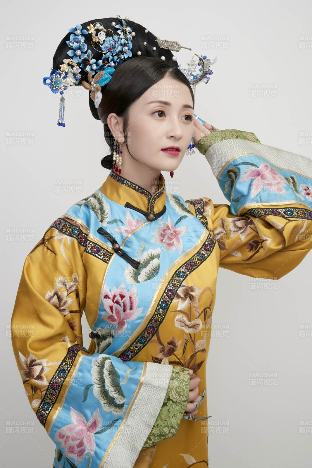 白色背景下的清代女性古装造型清朝古装图片