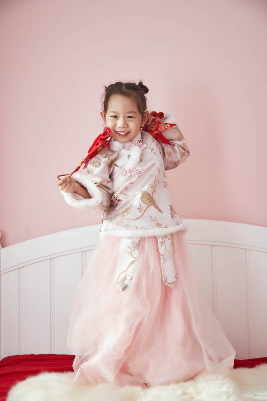 在家玩耍的亚洲小女孩图片