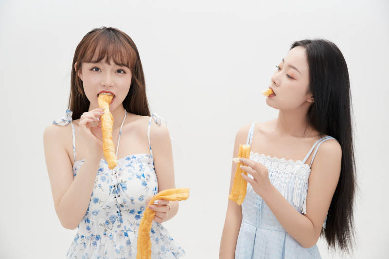 吃油条的亚洲可爱美女闺蜜图片
