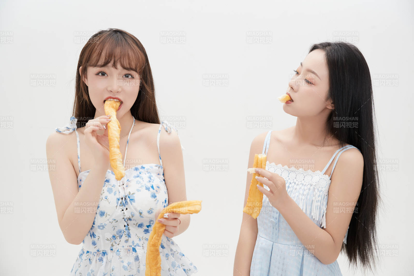 吃油条的亚洲可爱美女闺蜜图片