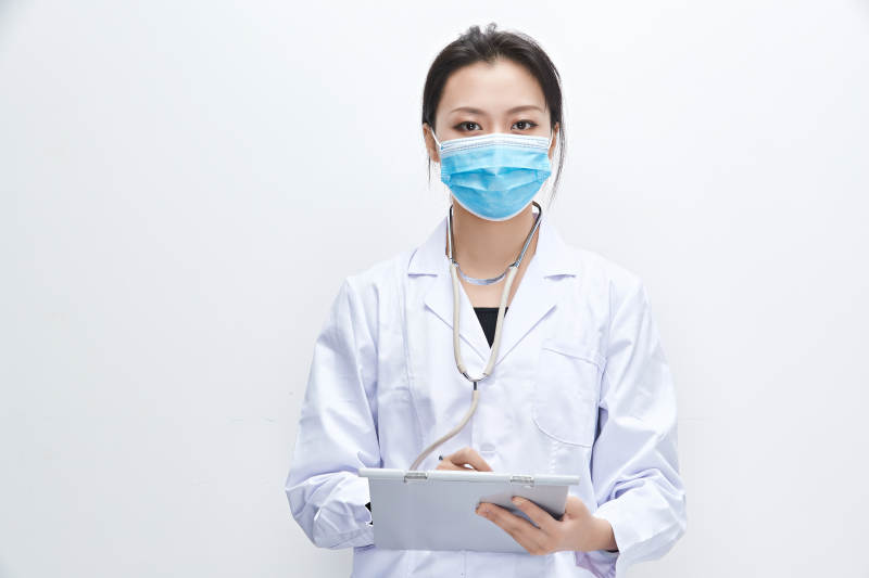 白色背景下手持病历夹的巡查医生人像图片