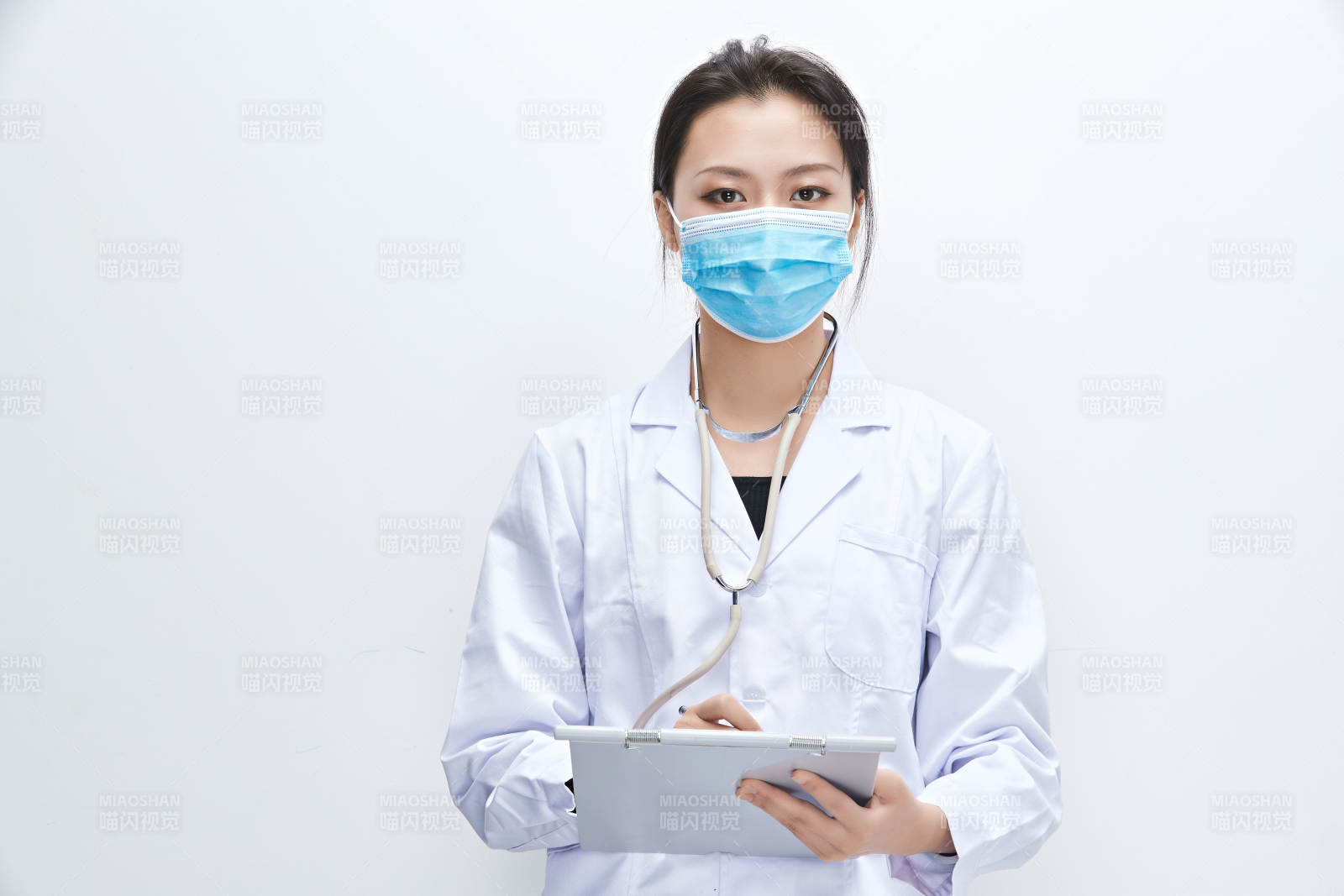 白色背景下手持病历夹的巡查医生人像图片