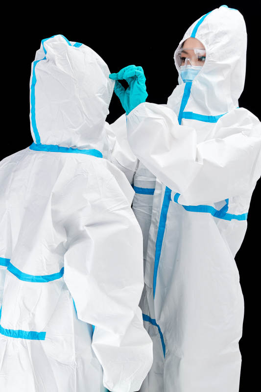 穿白色防护服佩戴护目镜口罩的防疫人员图片