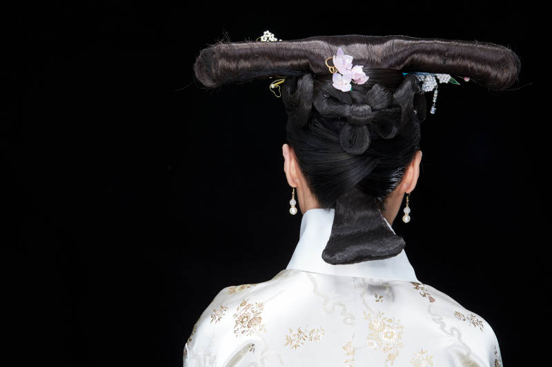 黑色背景下的清代女性古装造型清朝古装图片