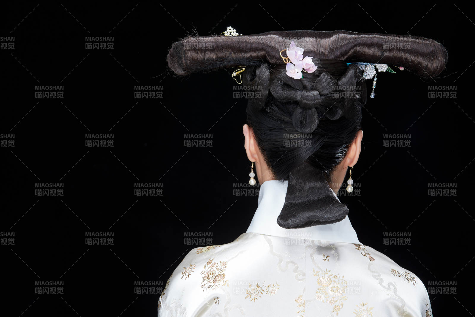 黑色背景下的清代女性古装造型清朝古装图片