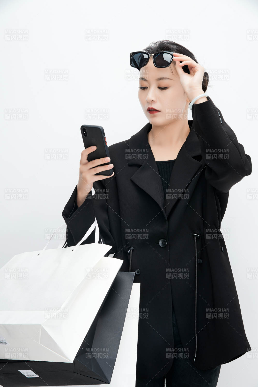 白色背景下手提购物袋时尚美丽的亚洲少女图片