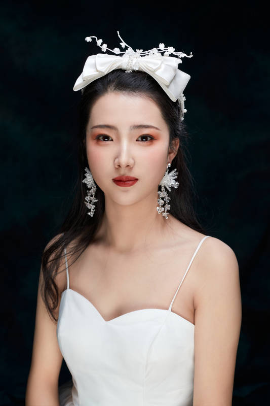 黑色背景下的女性复古婚纱妆面图片