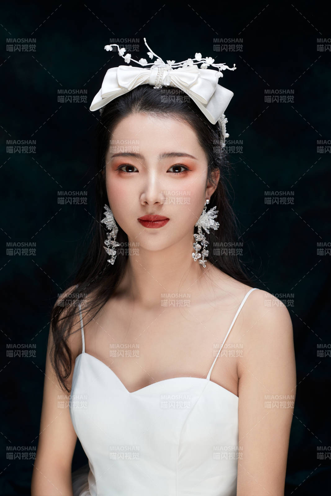 黑色背景下的女性复古婚纱妆面图片