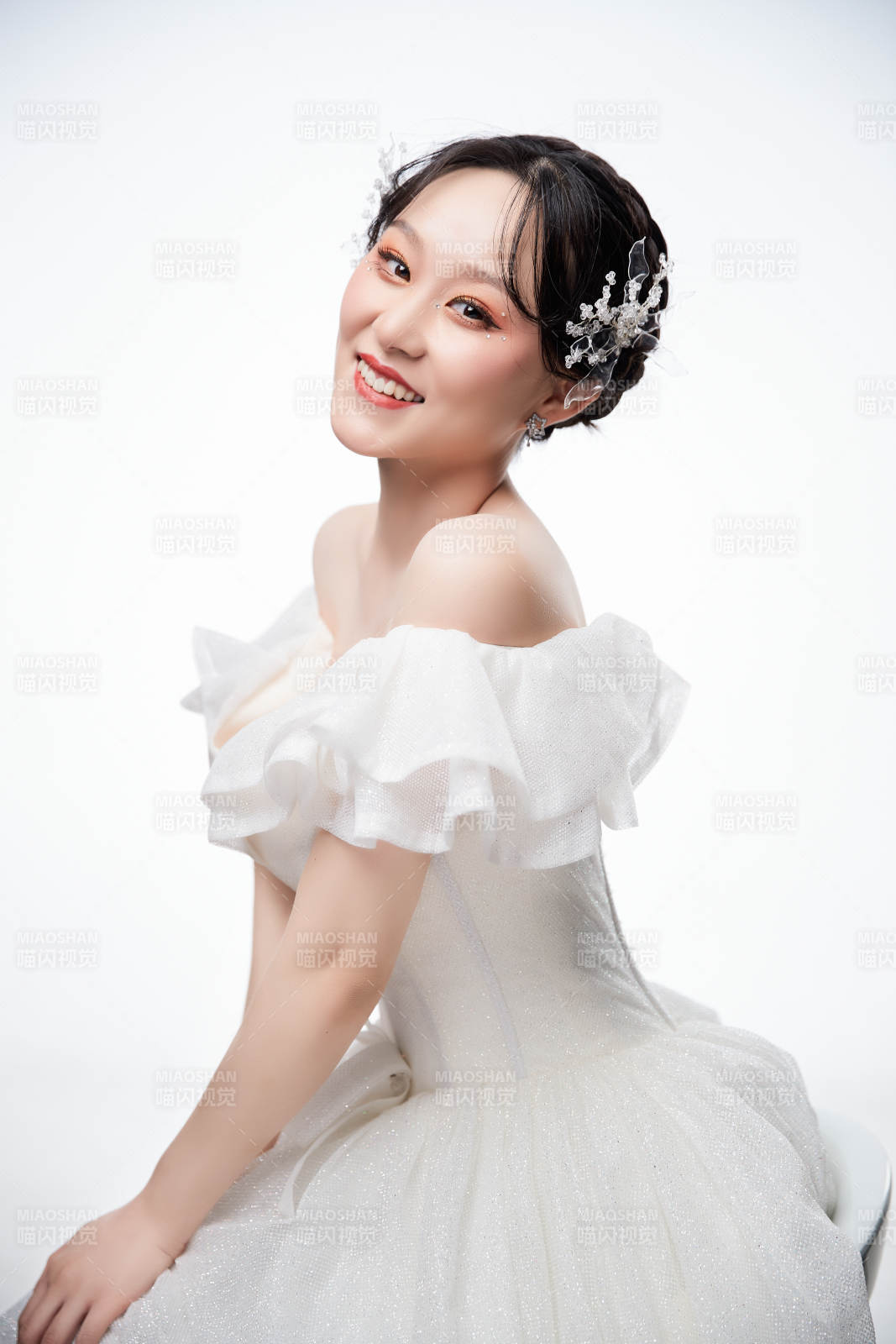 女性婚纱妆面图片