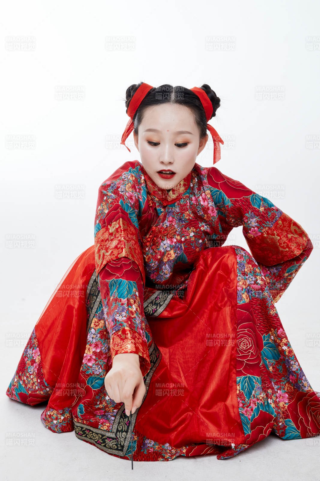 身穿中国传统服饰的青年女性图片