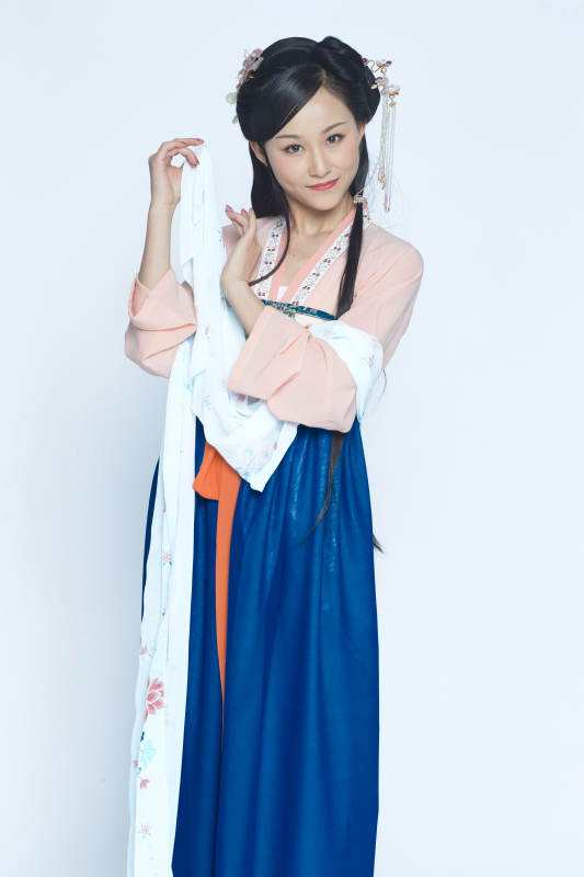 身穿古装的汉服女性人像汉服影棚拍摄图片