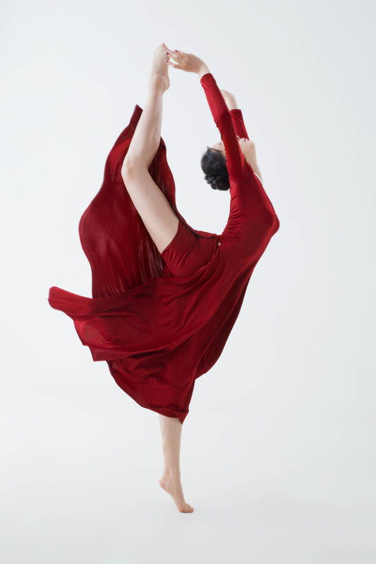 穿着红色长裙翩翩起舞的少女图片