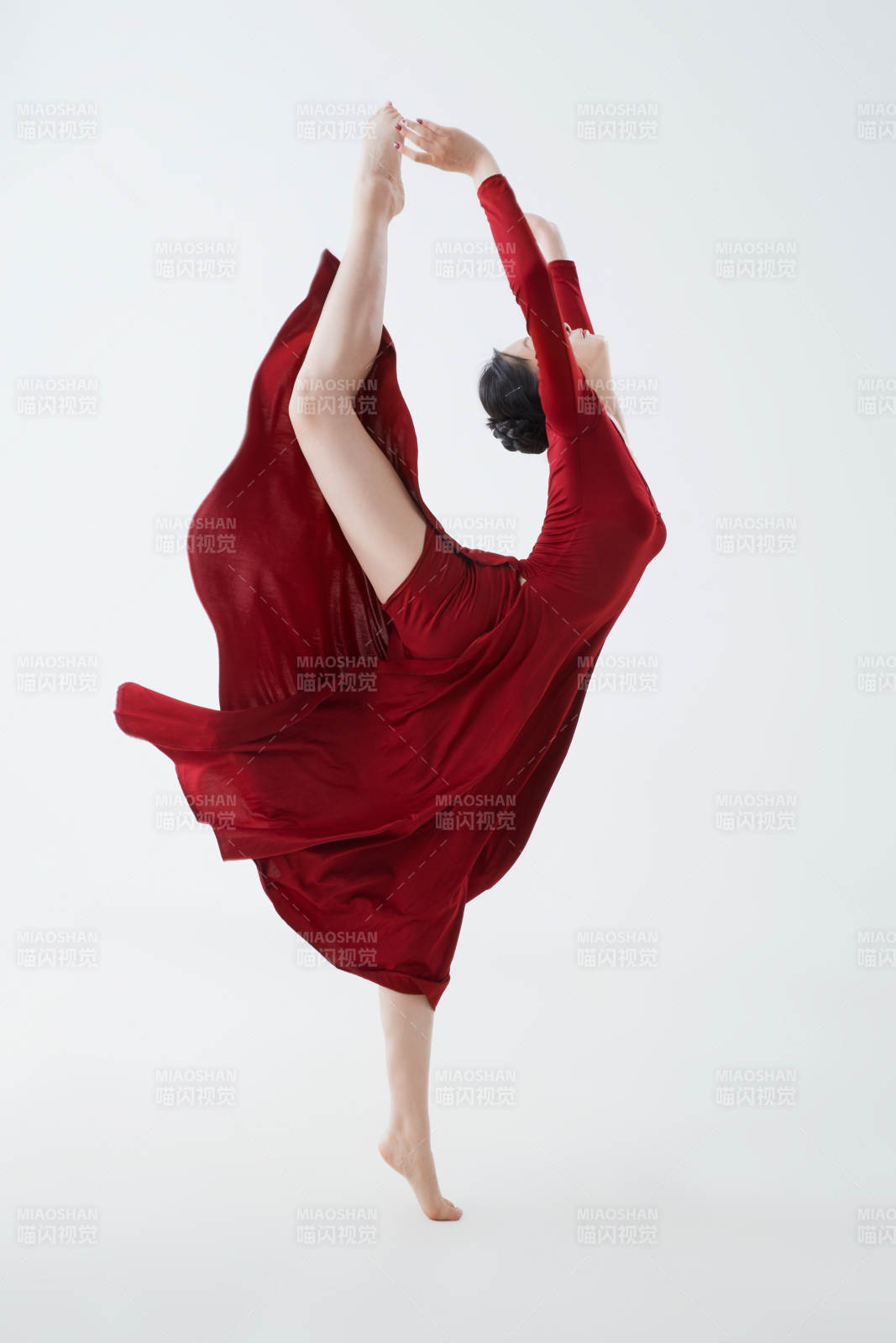 穿着红色长裙翩翩起舞的少女图片