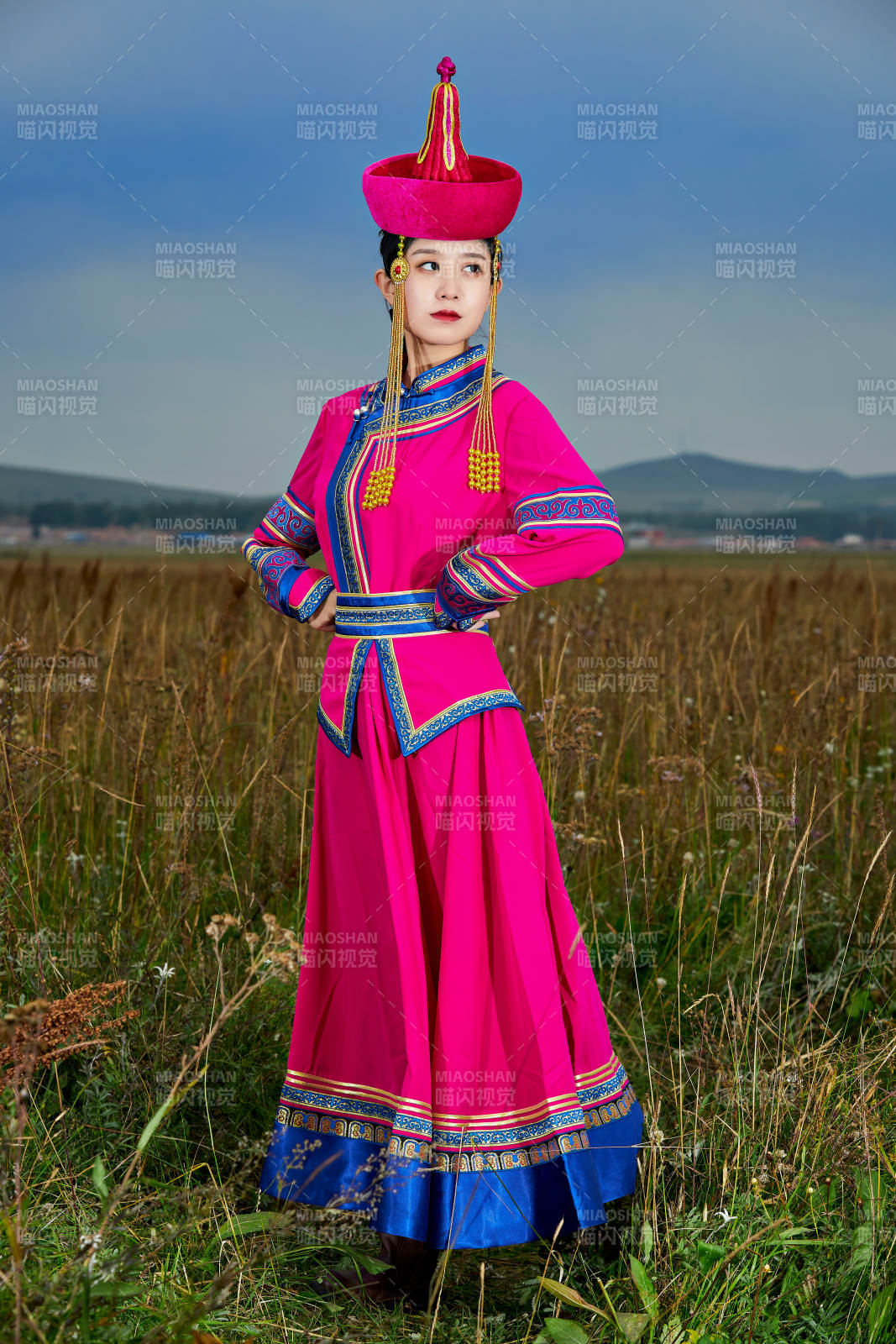 草原上身穿豪华蒙古族服饰的蒙族少女图片