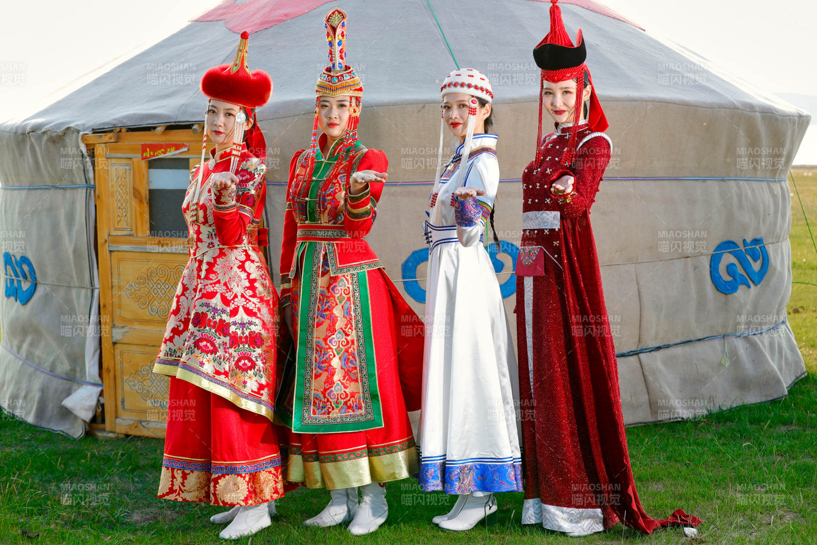 草原上穿着蒙古族传统服饰的亚洲年轻美少女图片