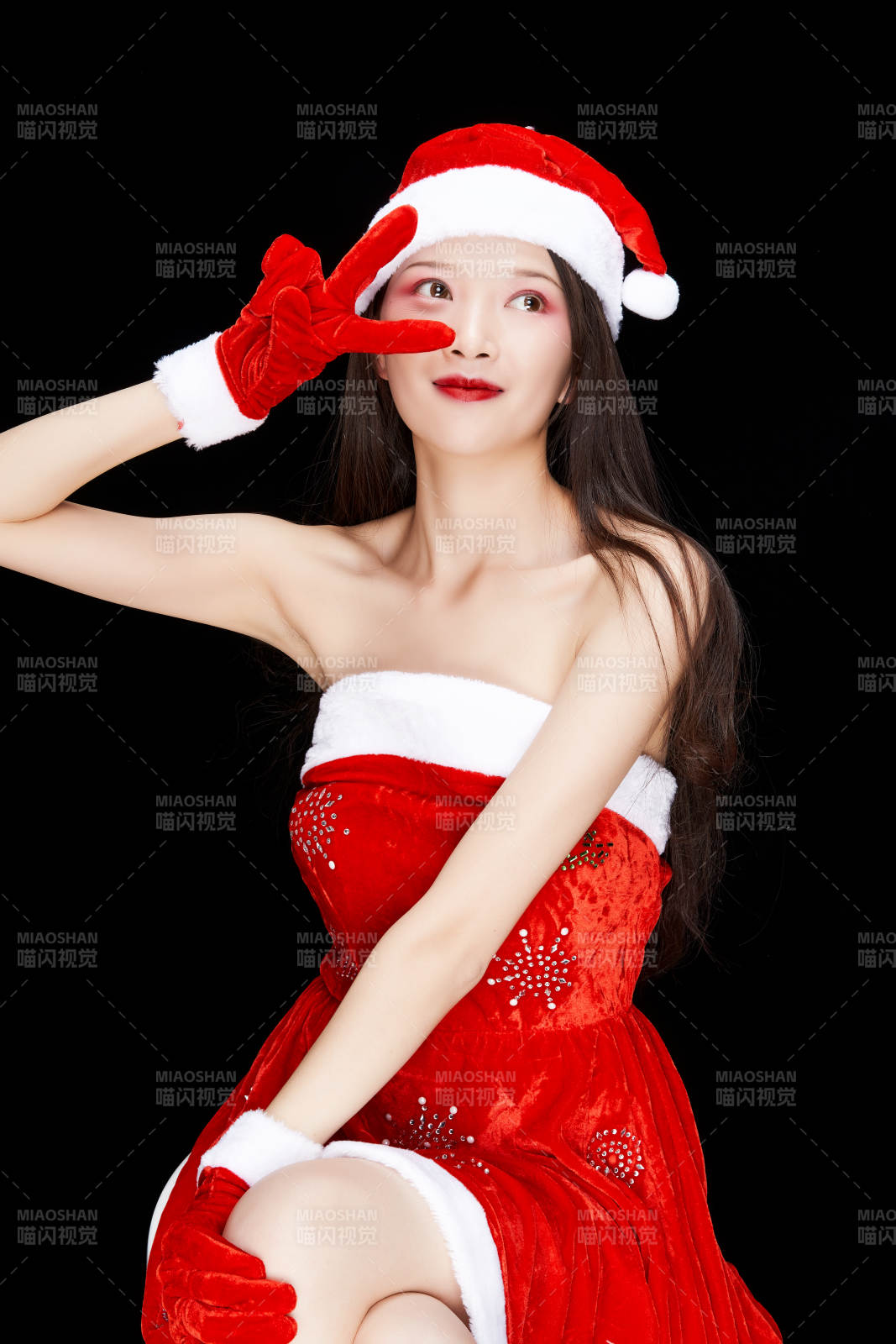 身穿圣诞服饰手提购物袋性感可爱的圣诞女郎图片