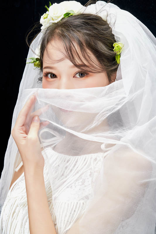 黑色背景下的美妆新娘彩妆人像图片