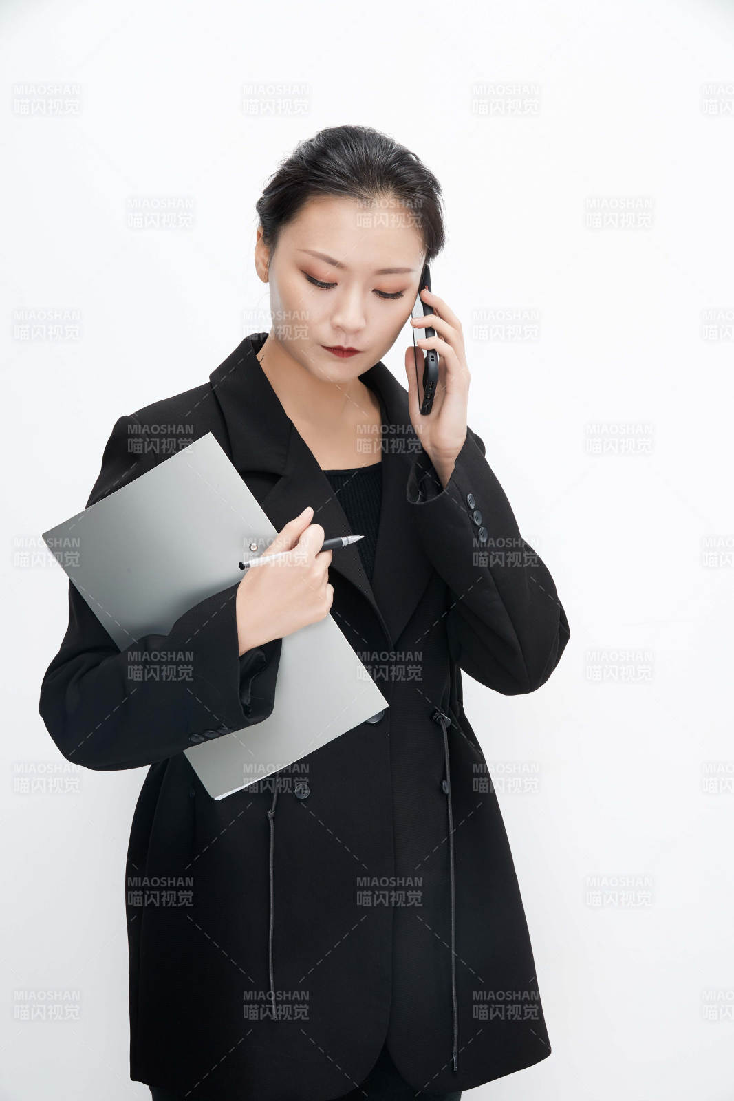 白色背景下拿着文件夹的美丽商务女士图片