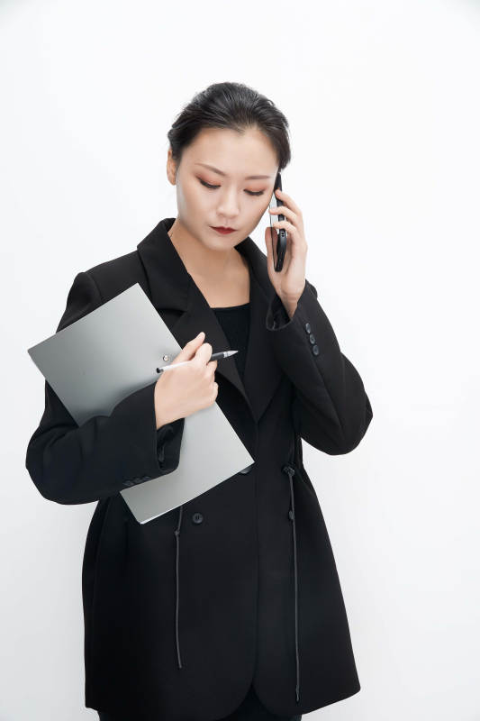 白色背景下拿着文件夹的美丽商务女士图片