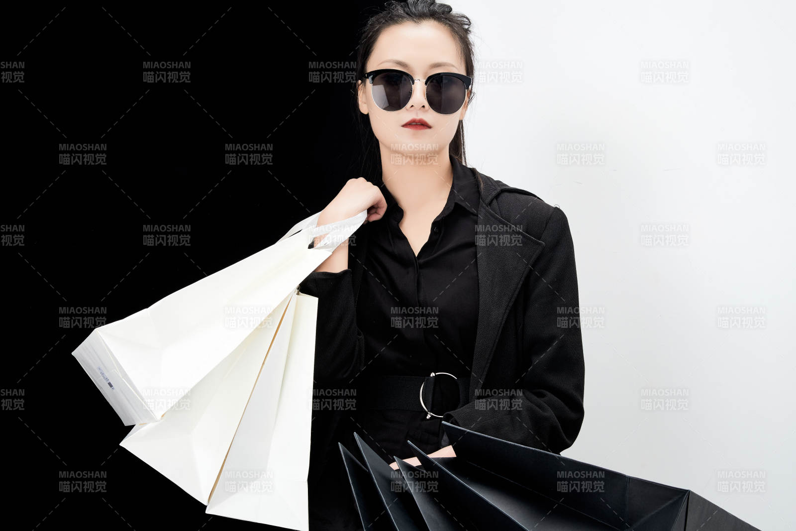 黑白色背景下的手提购物袋的时尚亚洲少女图片