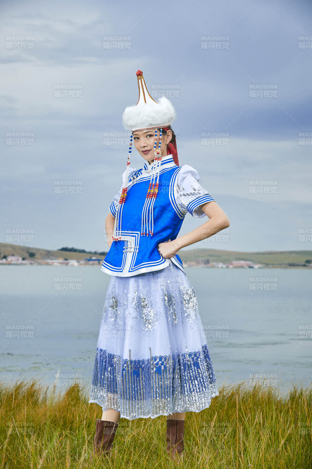 草原上身穿豪华蒙古族服饰的蒙族少女图片