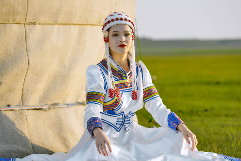 草原上穿着蒙古族传统服饰的亚洲年轻美少女图片
