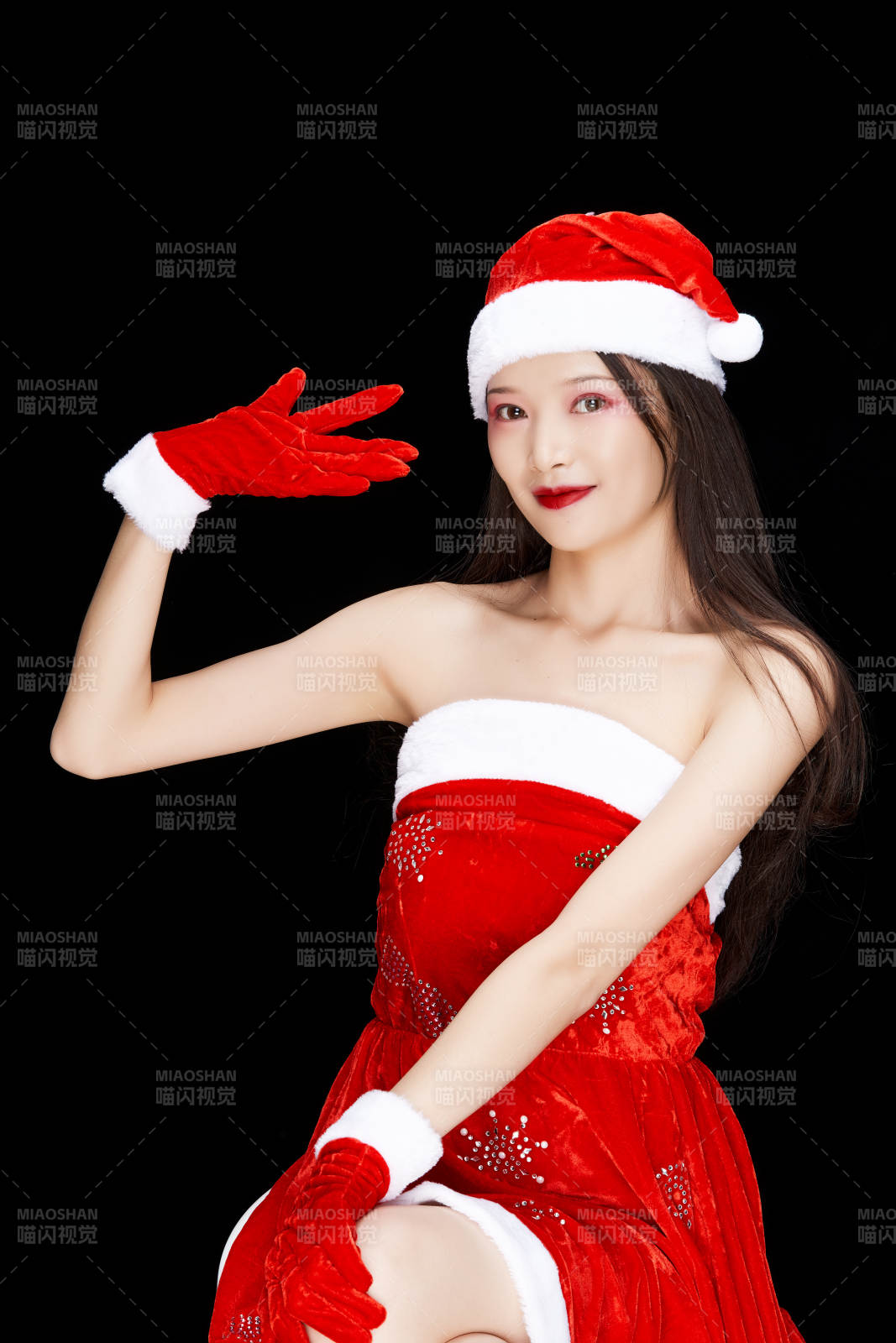 身穿圣诞服饰手提购物袋性感可爱的圣诞女郎图片