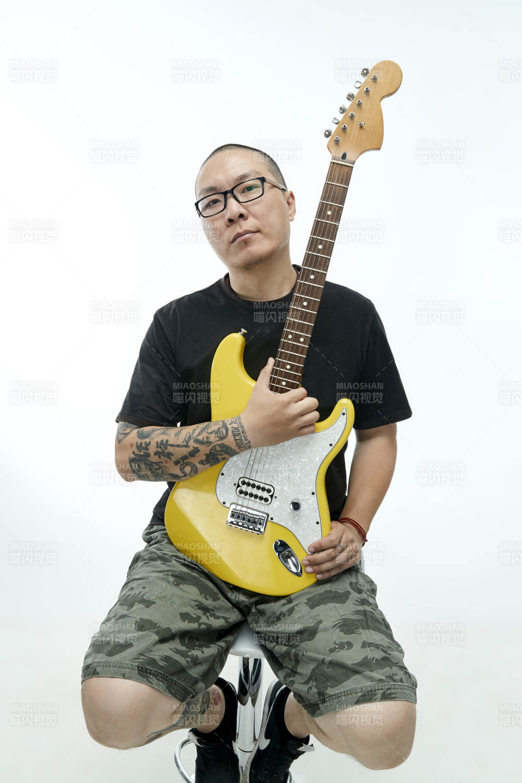手持电吉他展示演奏的亚洲男性摇滚乐手人像图片