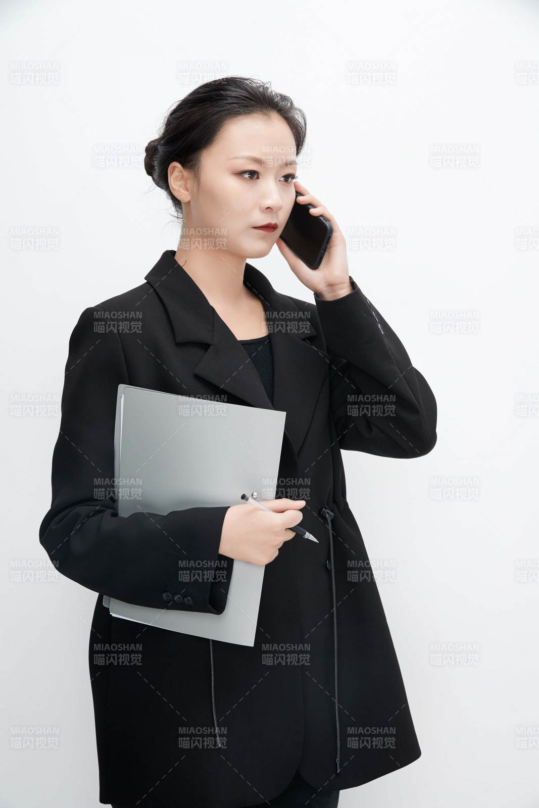 白色背景下拿着文件夹的美丽商务女士图片