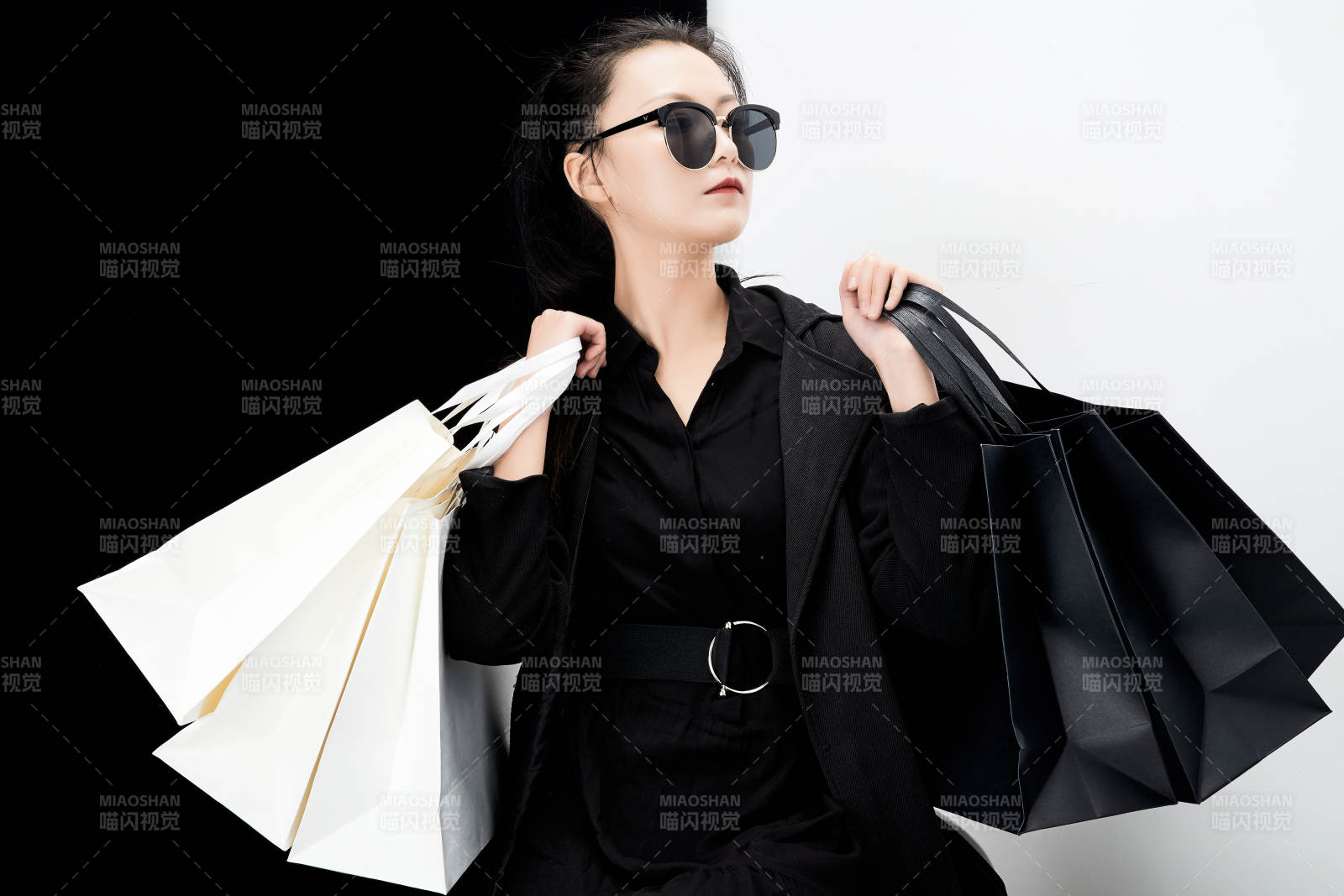 黑白色背景下的手提购物袋的时尚亚洲少女图片