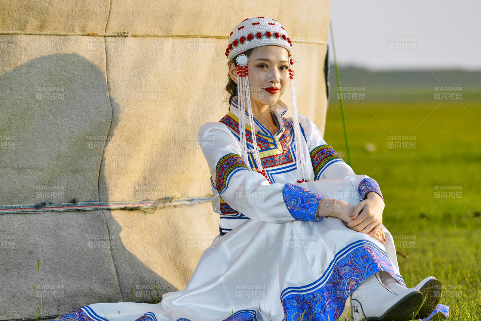 草原上穿着蒙古族传统服饰的亚洲年轻美少女图片