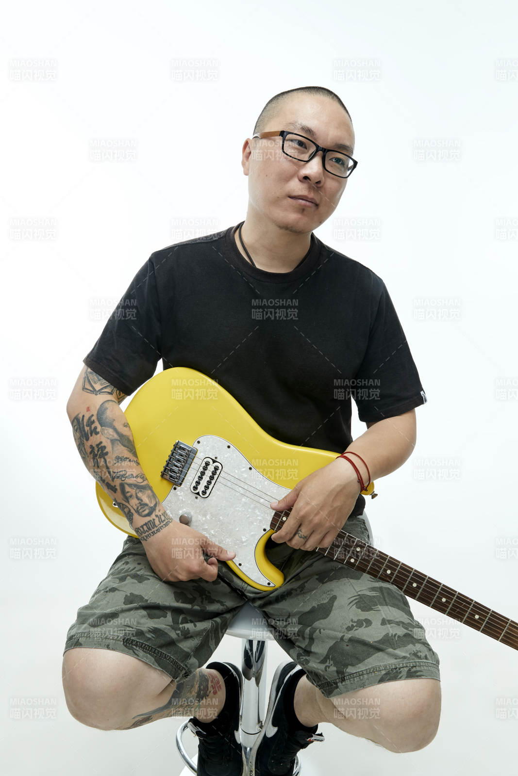 手持电吉他展示演奏的亚洲男性摇滚乐手人像图片