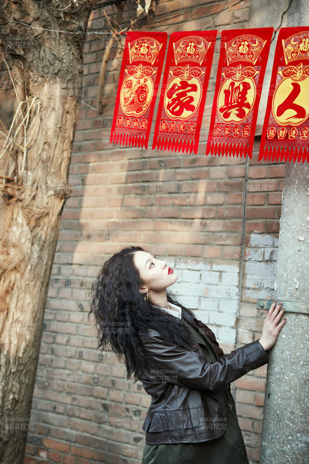 老旧城区里穿着复古港风的美丽清纯少女图片