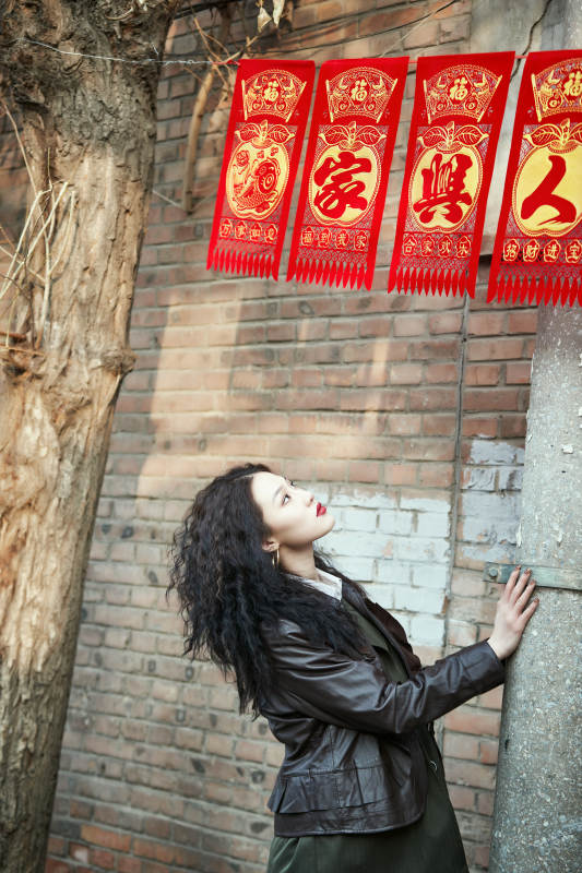 老旧城区里穿着复古港风的美丽清纯少女图片