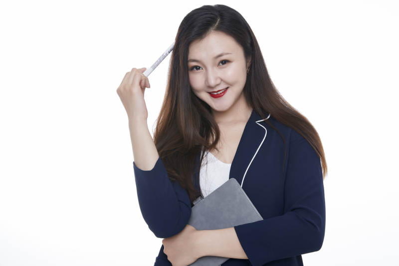 棚拍白色背景的亚洲青年女性商务公关图片