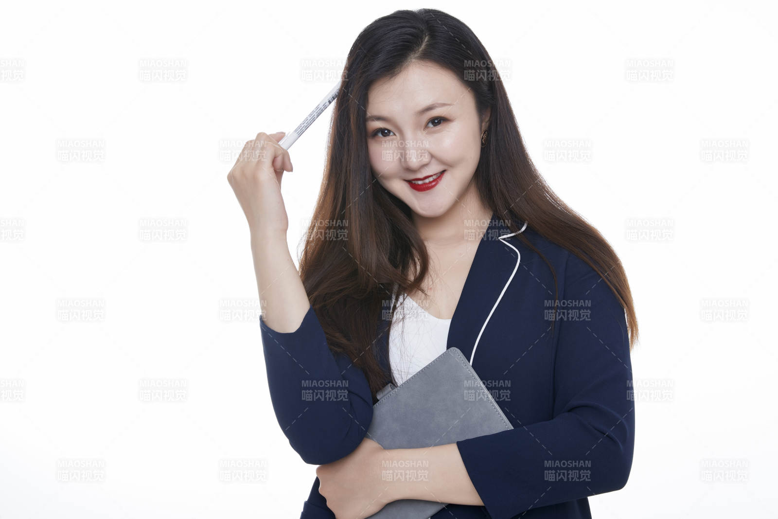 棚拍白色背景的亚洲青年女性商务公关图片