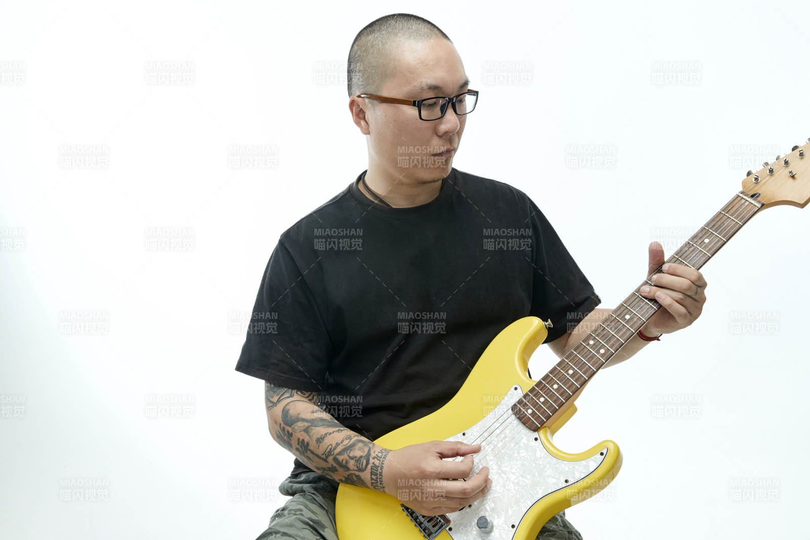 手持电吉他展示演奏的亚洲男性摇滚乐手人像图片