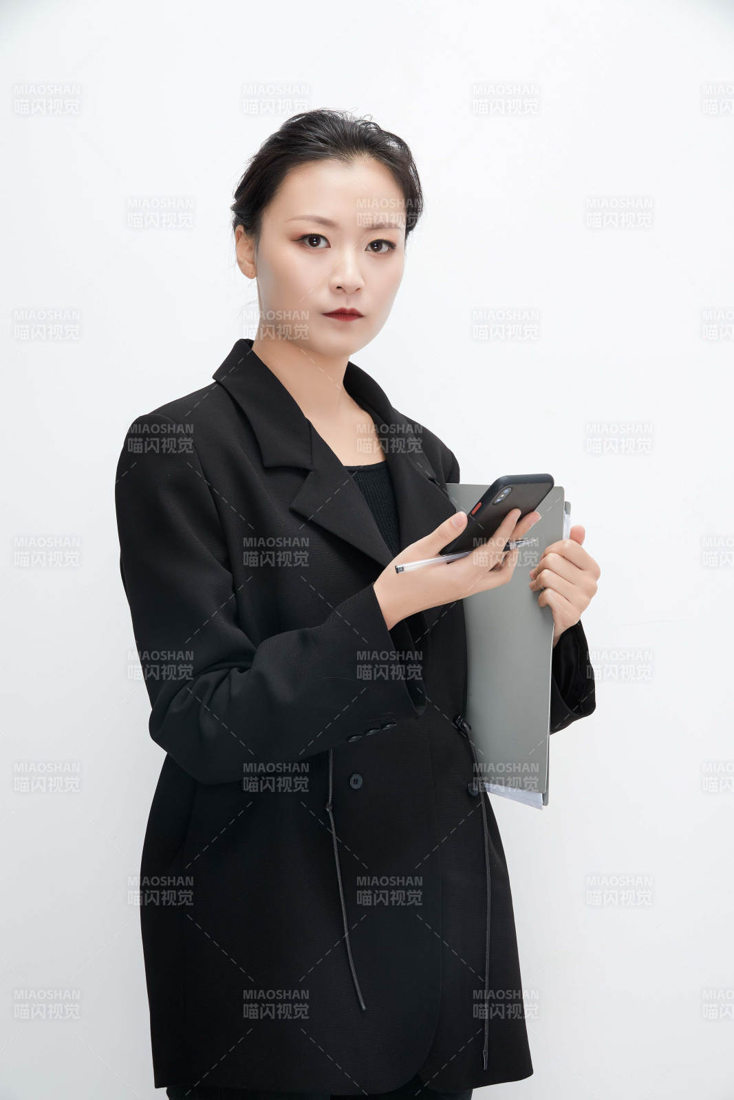 白色背景下拿着文件夹的美丽商务女士图片