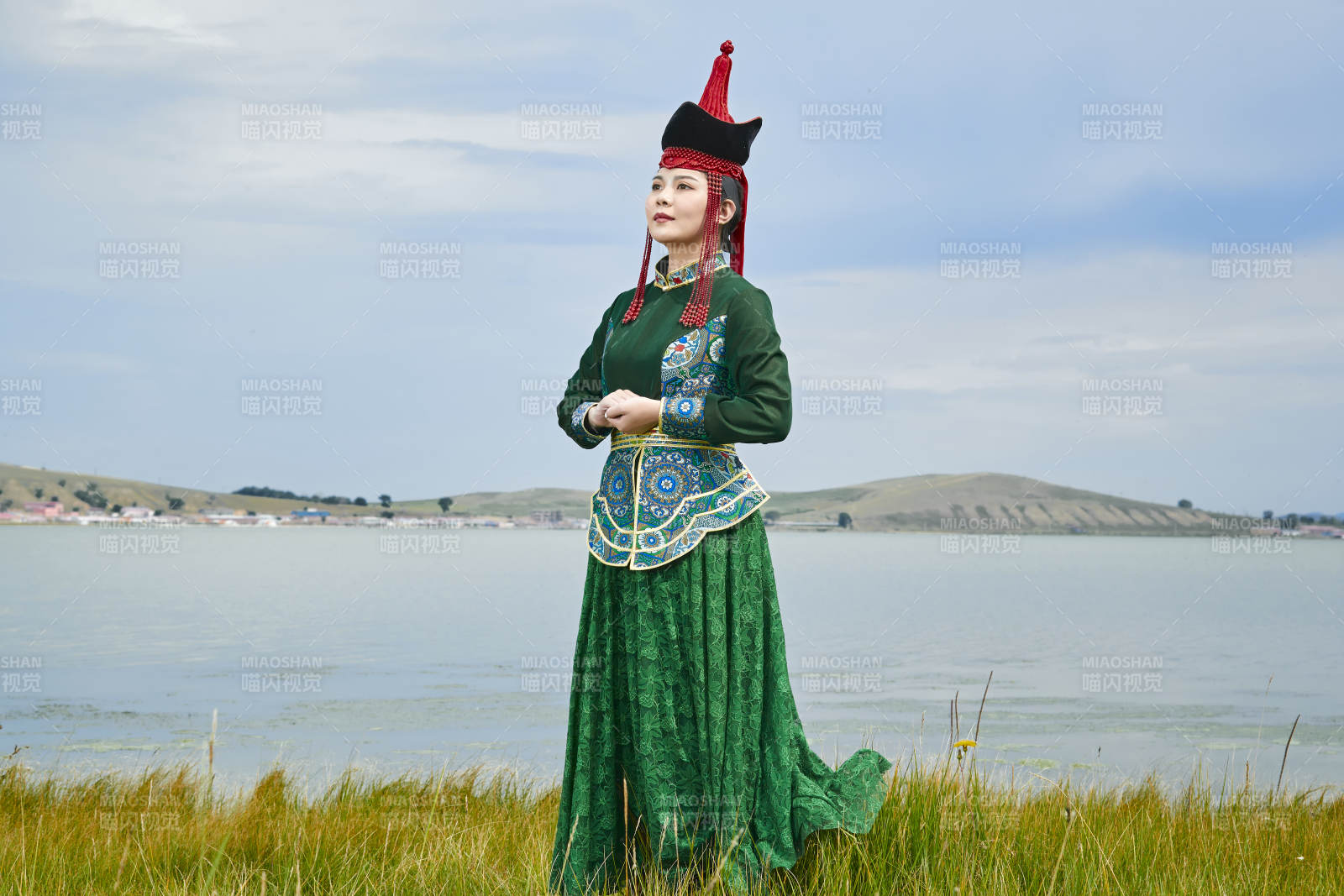 草原上身穿豪华蒙古族服饰的蒙族少女图片