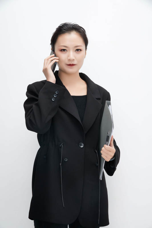 白色背景下拿着文件夹的美丽商务女士图片