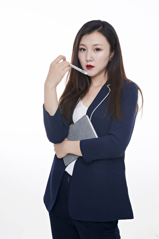 棚拍白色背景的亚洲青年女性商务公关图片