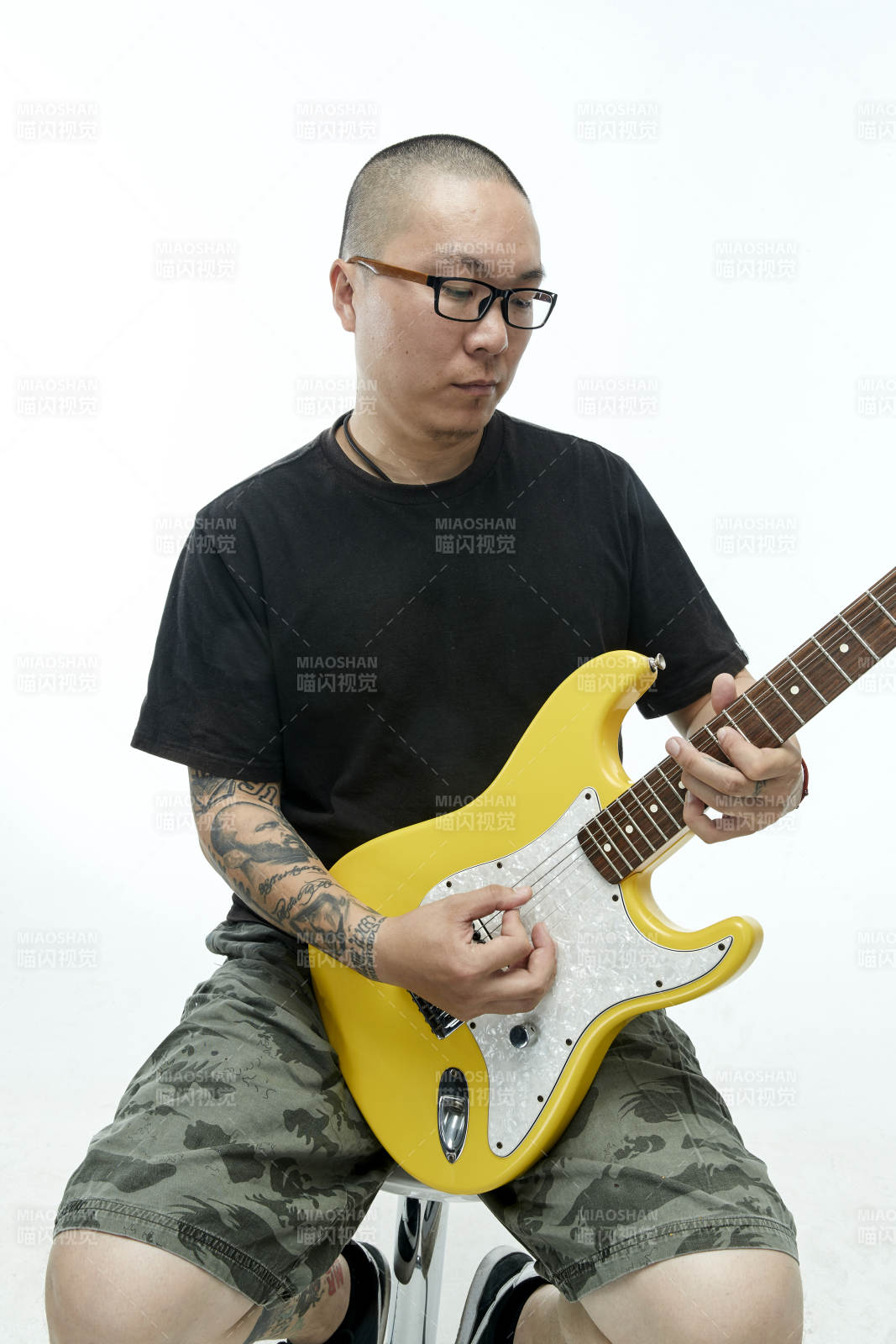 手持电吉他展示演奏的亚洲男性摇滚乐手人像图片