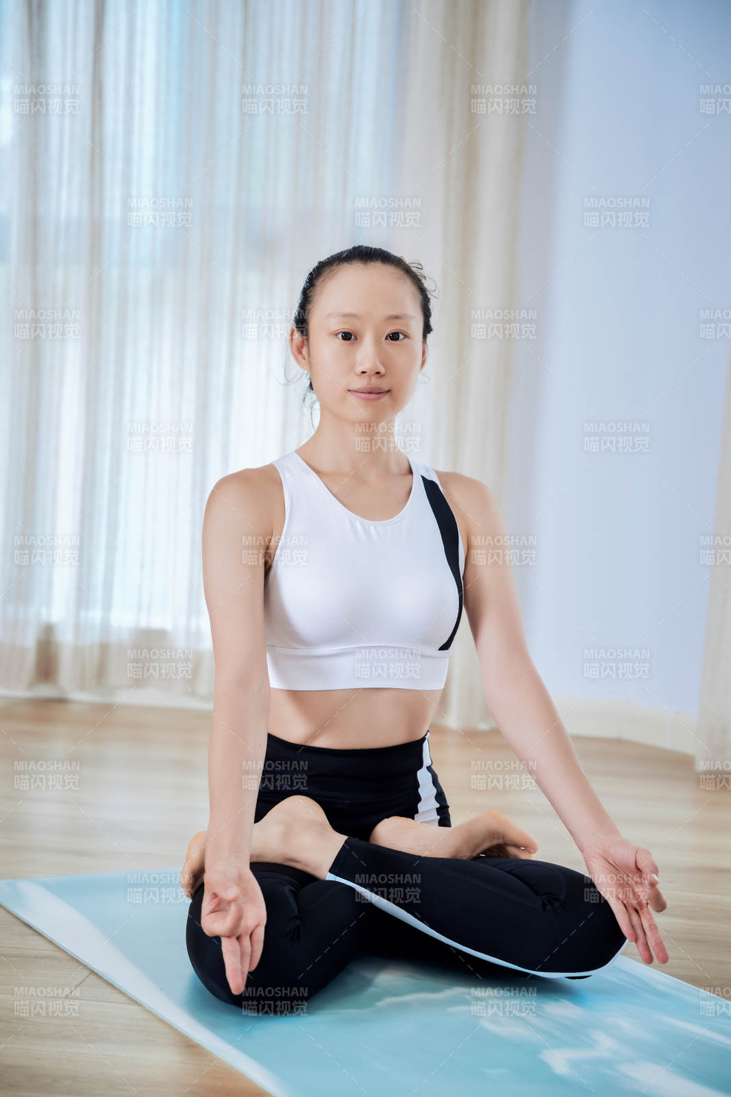 做瑜伽动作的亚洲年轻女性图片