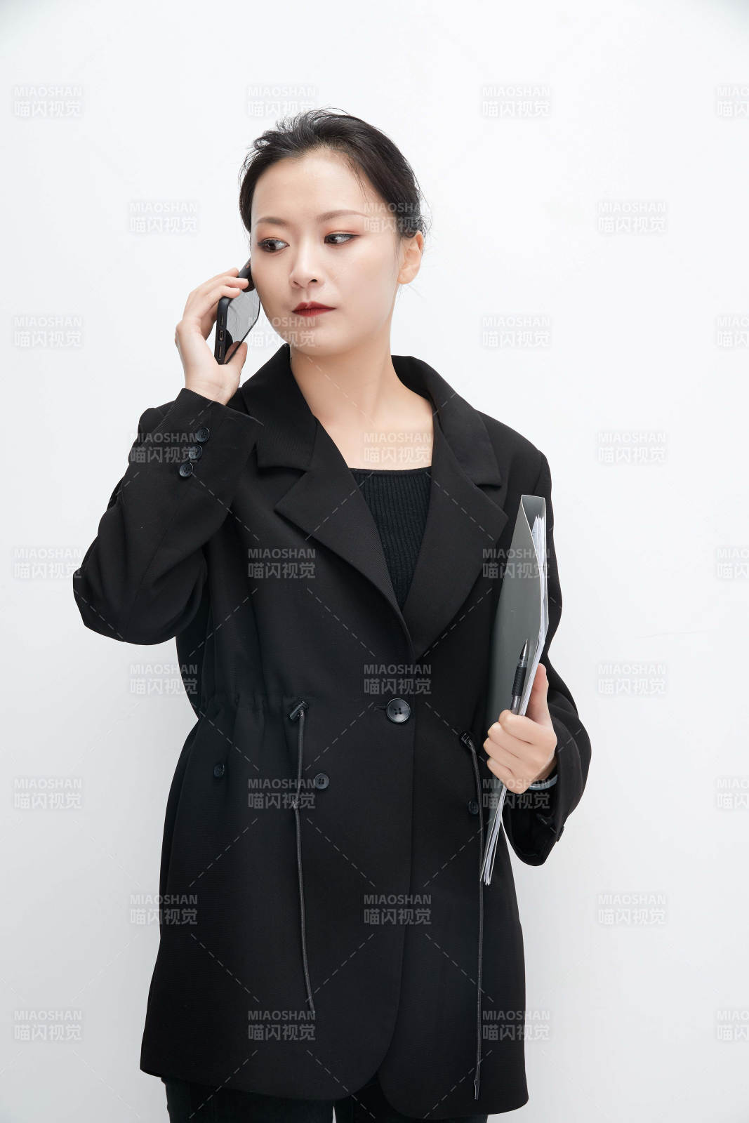 白色背景下拿着文件夹的美丽商务女士图片