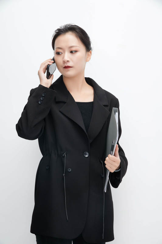 白色背景下拿着文件夹的美丽商务女士图片