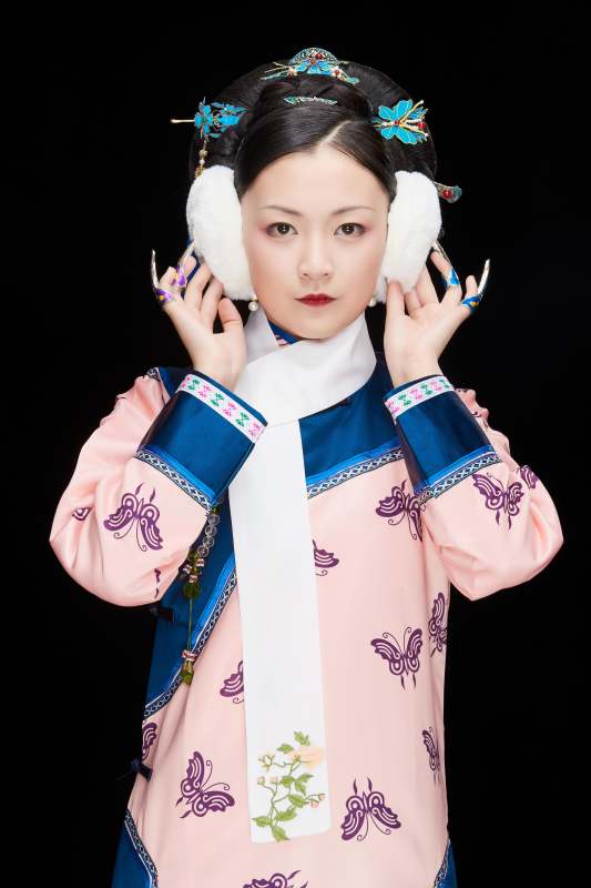 黑色背景下的清代女性古装造型清朝古装图片
